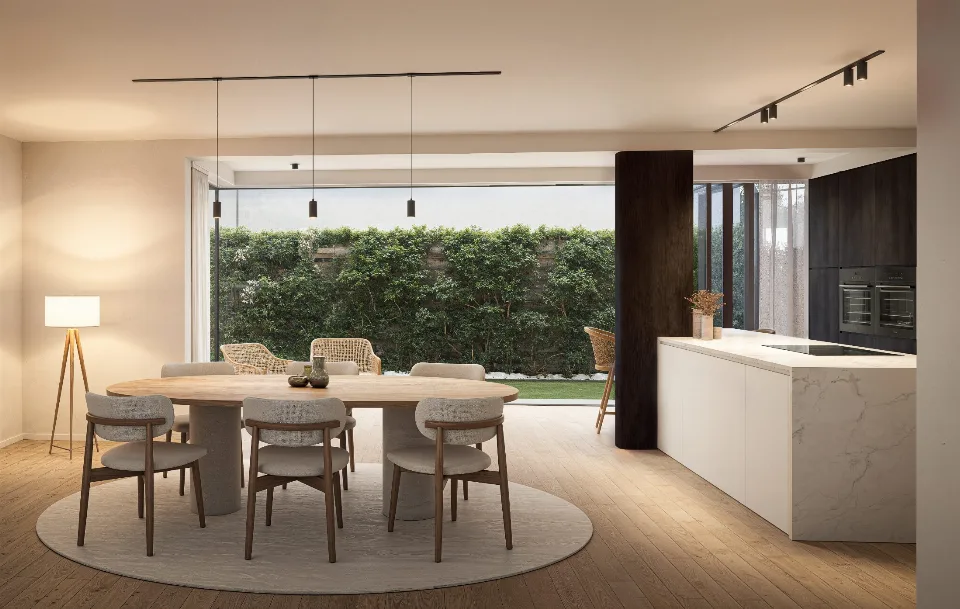 Open leefruimte met veel natuurlijk daglicht in de gerenoveerde woning in Knokke-Heist