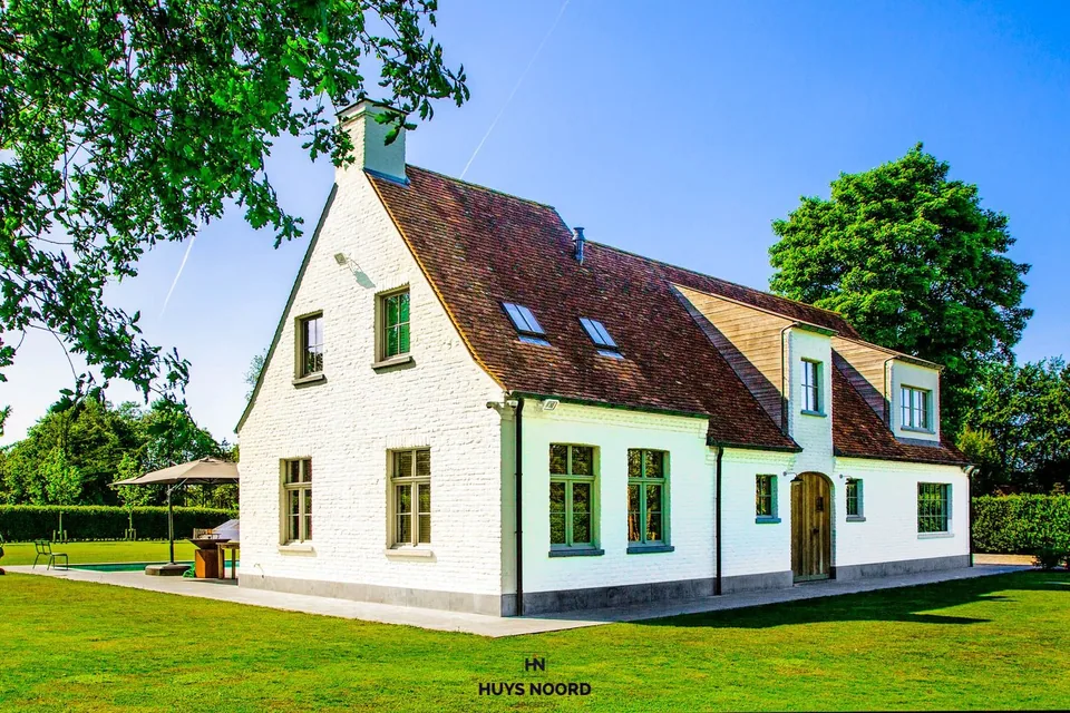 Verbouwing hoeve in Damme met zwembad – J.A.N Plus Architecten
